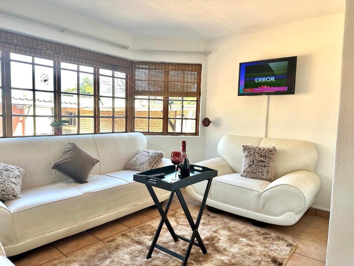 Blue Lantern Bed And Breakfast Kempton Park Exteriör bild