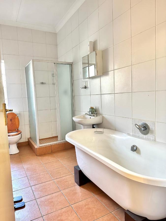 Blue Lantern Bed And Breakfast Kempton Park Exteriör bild