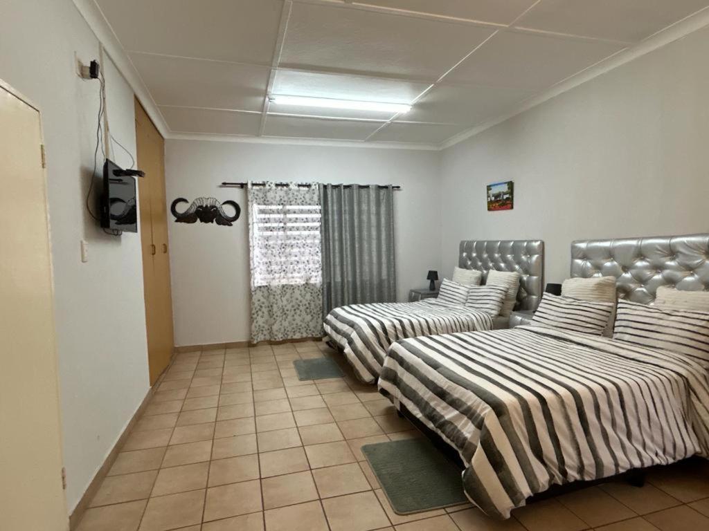 Blue Lantern Bed And Breakfast Kempton Park Exteriör bild