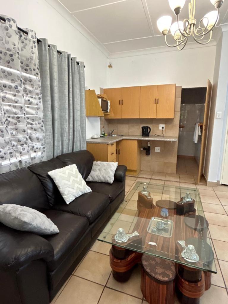 Blue Lantern Bed And Breakfast Kempton Park Exteriör bild
