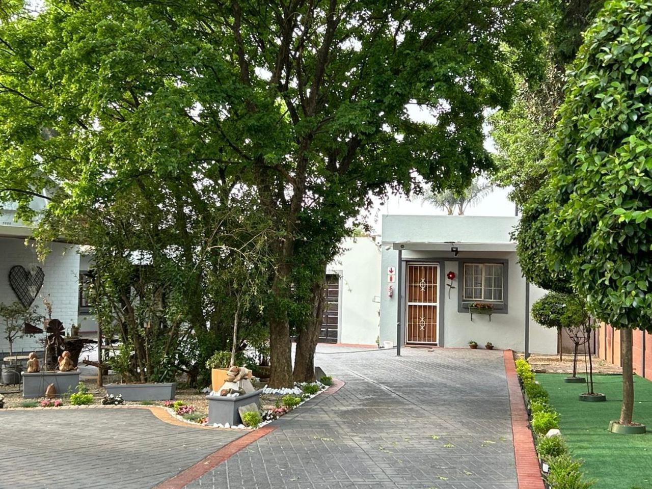 Blue Lantern Bed And Breakfast Kempton Park Exteriör bild
