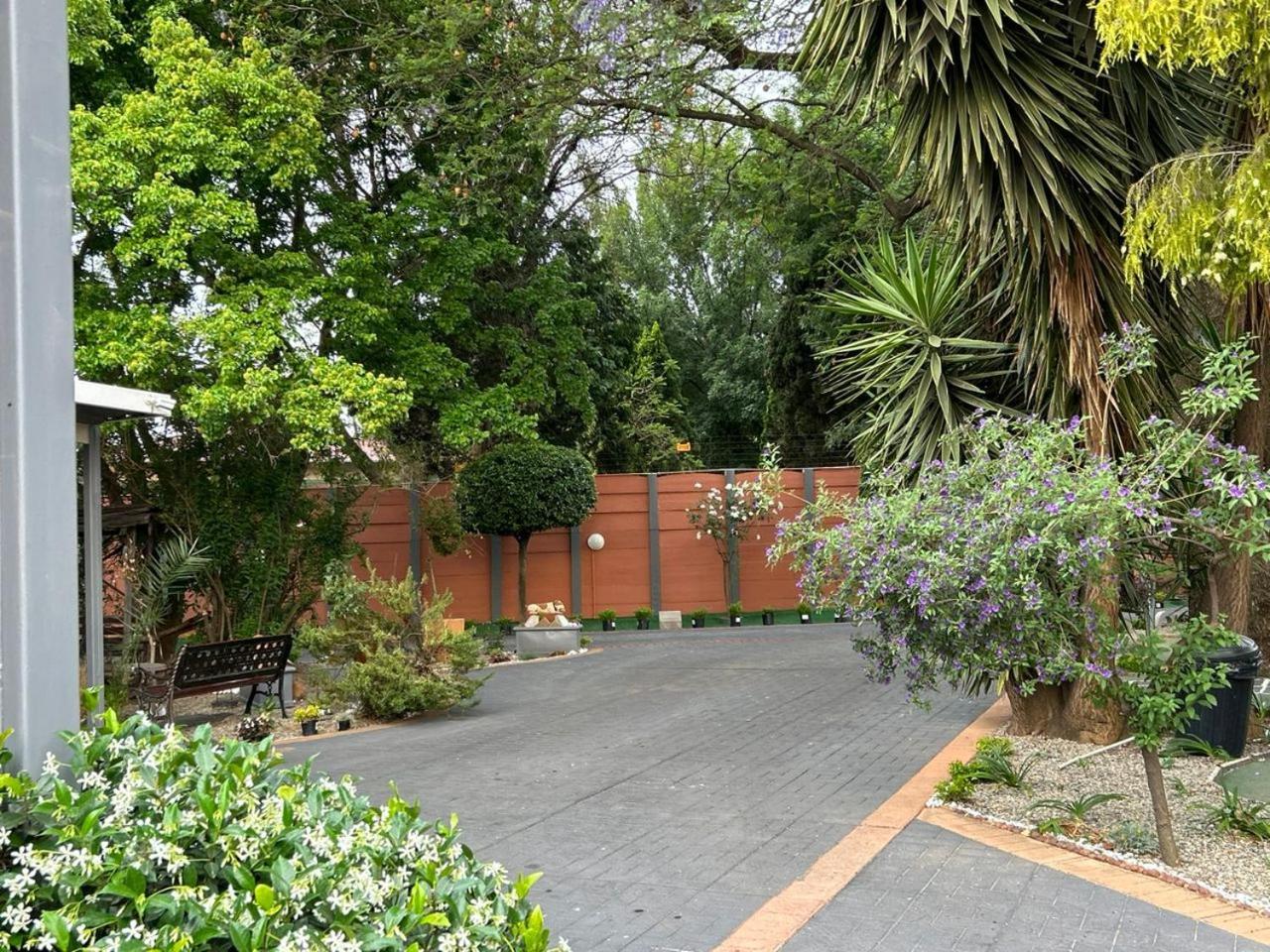 Blue Lantern Bed And Breakfast Kempton Park Exteriör bild
