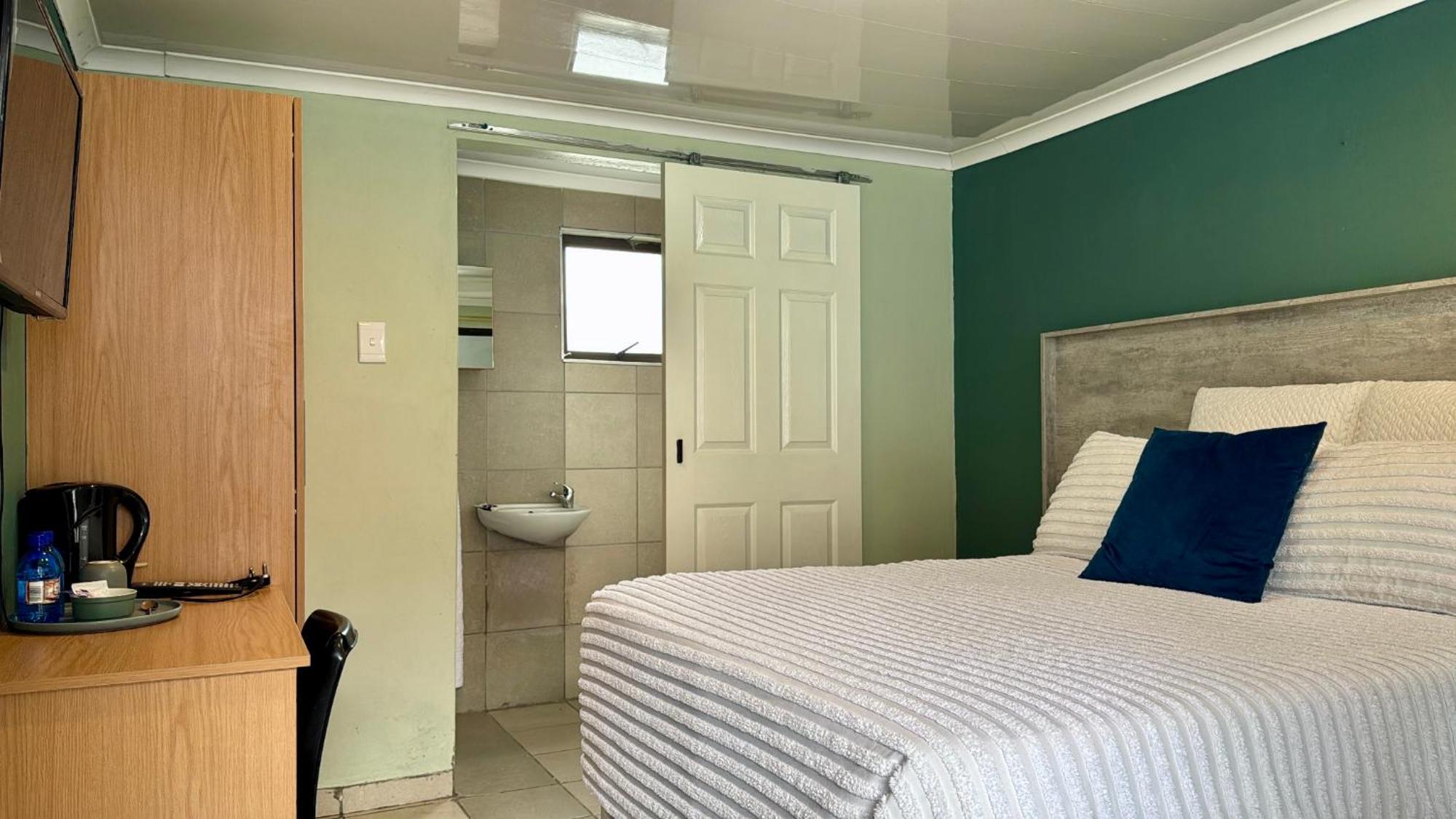 Blue Lantern Bed And Breakfast Kempton Park Exteriör bild